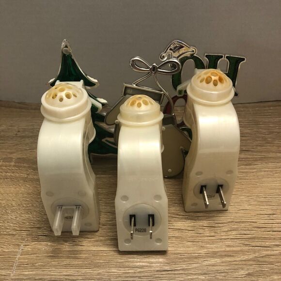 Bath & Body Works Wallflower Plug In LOT Christmas Tree Santa Hat Mittens Ho Ho - Picture 5 of 5